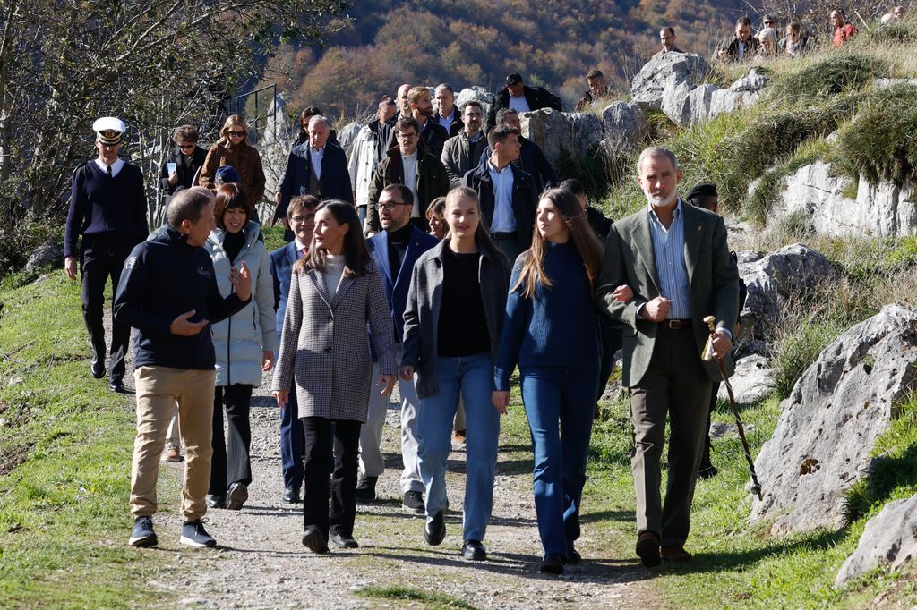 Familia Real caminando por Sotres