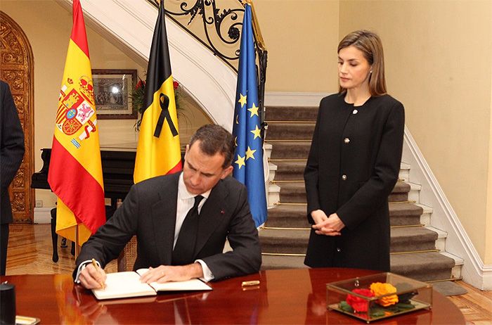 "El dolor de Bélgica es también el dolor de España. El dolor de Bruselas es el dolor de toda Europa. Nuestra unidad está también en nuestra fortaleza contra la agresión a la vida, a la libertad y a nuestra convivencia en paz. Con todo nuestro cariño y solidaridad transmitimos nuestro apoyo a todas las familias afectadas y nuestro duelo por las víctimas", han escrito don Felipe en el libro.
