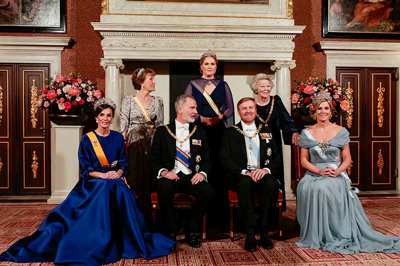 Amalia de Países Bajos despide a los reyes Felipe y Letizia con un look de invitada metalizado