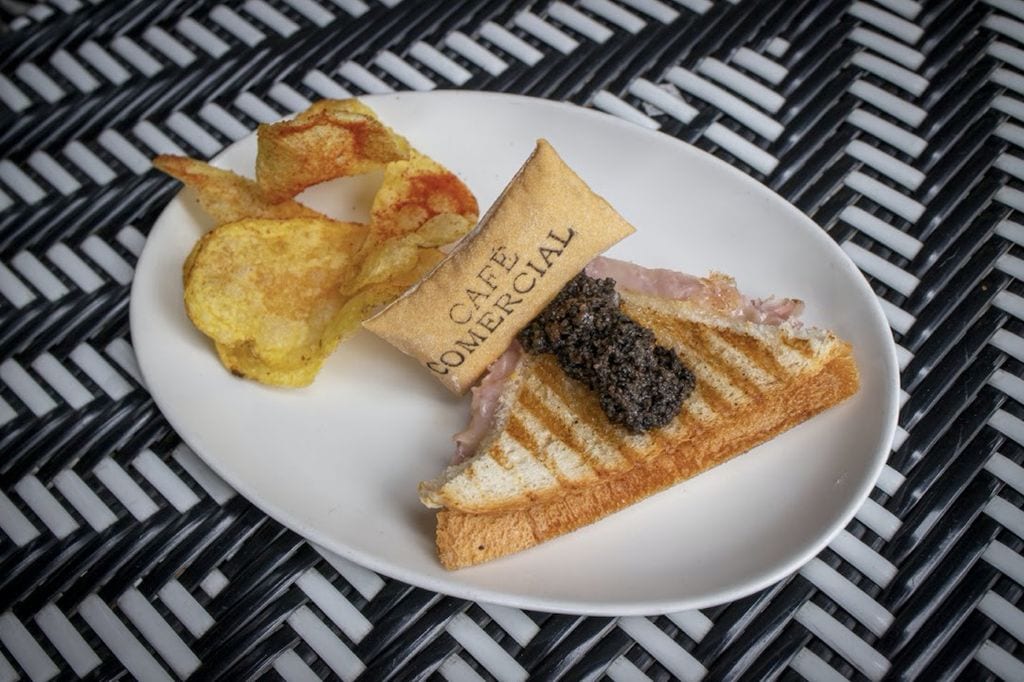  Sándwich mixto con caviar y patatas fritas de Café Comercial