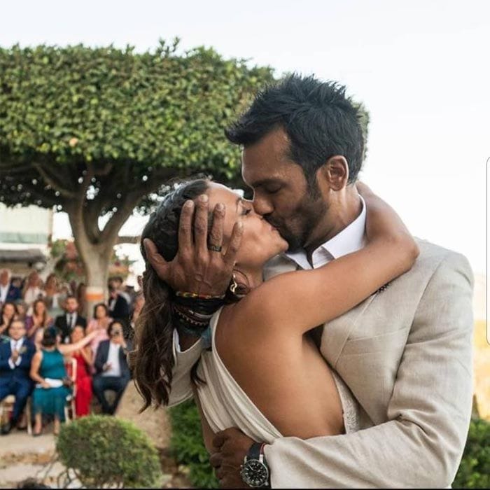 Elisa Mouliaá en su boda con Shaun Raymond