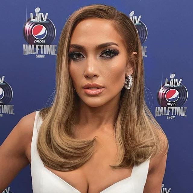 jennifer lopez lleva la raya del cabello de lado