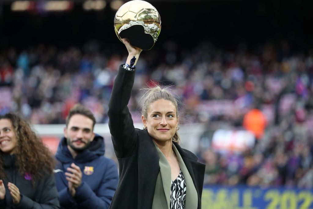 Alexia Putellas levantando el balón de oro en 2021