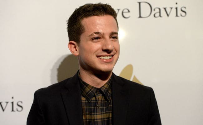 La característica cicatriz de Charlie Puth