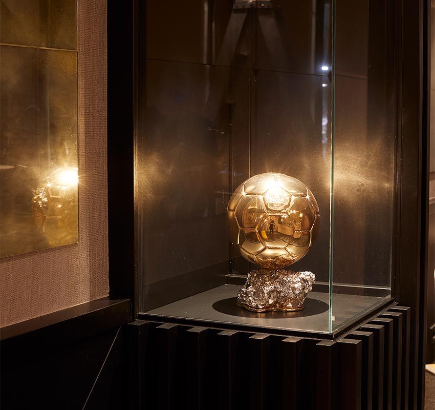 El futbolista argentino Leo Messi abre nuevo hotel en Andorra: balón de oro decorando el hotel