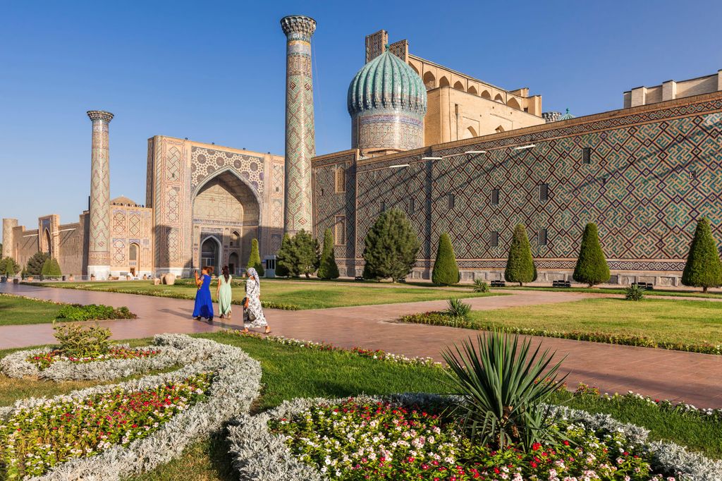 Jardines de la plaza Registan de Samarcanda, Uzbekistan