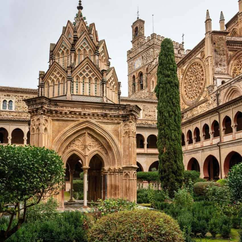 Icónico templete del claustro del monasterio de Guadalupe.