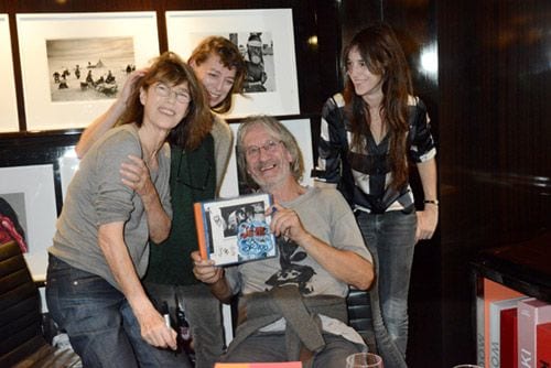 La familia Birkin unida el pasado mes de octubre, fecha en que salió publicado un libro sobre la vida de Jane Birkin. En la imagen, Jane con sus hijas., Kate Barry y Charlotte Gainsbourg. y su hermano, Andrew Birkin 

