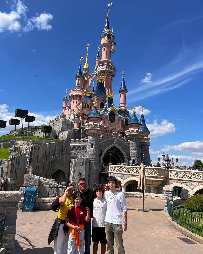 Alejandro Sanz compartió un vistazo de su viaje a Disney París con sus hijos. 