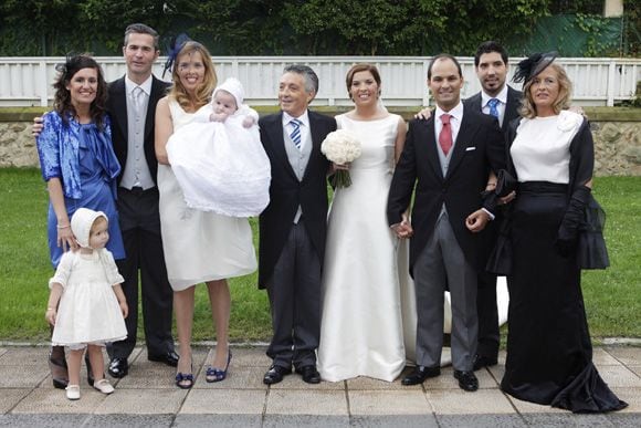 El recién estrenado matrimonio con la familia de la feliz esposa (de izquierda a derecha):
La Srta. Virginia Ordóñez González, vestida de la diseñadora Paris Hilton, junto a su sobrina, Claudia Manuela Llano Rodríguez, junto a su padre Don Miguel Llano Abaitua, con chaqué y corbata de Gucci y su esposa y hermana de la novia, Doña Nohemi Rodríguez Álvarez, vestida por el diseñador catalán Josep Font, portando en brazos al benjamín de la familia Telmo Gonzalo Llano Rodríguez, con faldón de cristianar. A continuación el padre y padrino de la novia Don Armando Rodríguez López con chaqué y corbata de Loewe (Madrid 1846), el feliz matrimonio, el hermano de la novia D. Asier Rodríguez Álvarez y la madre de la novia, Doña Isolina Álvarez Álvarez, vestida por la diseñadora venezolana Carolina Herrera y con complementos de Loewe (Madrid 1846)