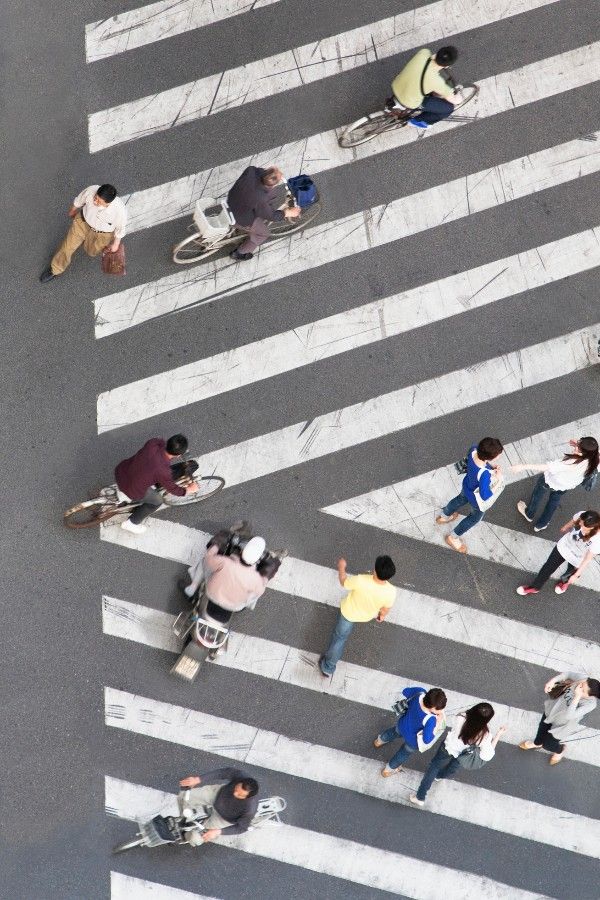 Personas cruzando un paso de cebra en bicicleta