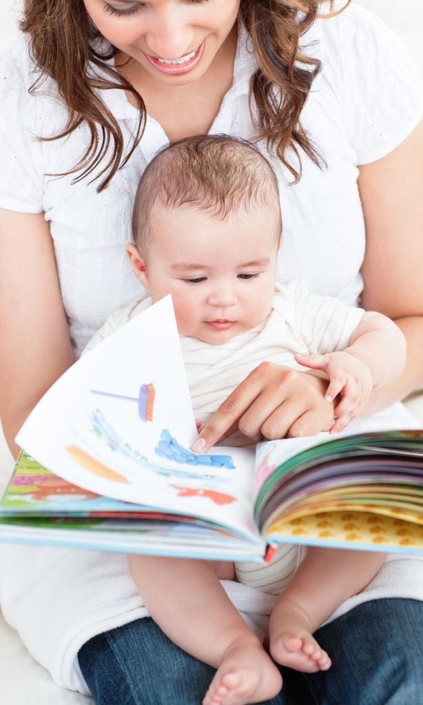 Madre con bebé leyéndole un cuento