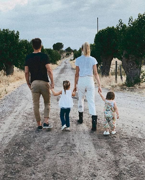 Carla Pereyra y Diego Pablo Simeone con sus hijas