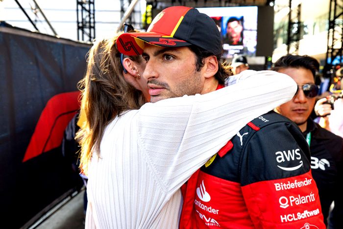 Rebecca Donaldson abraza a Carlos Sainz Jr