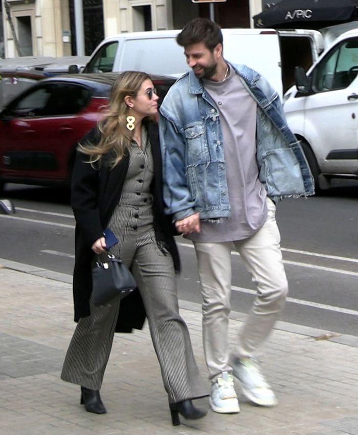 Gerard Piqué y Clara Chía de paseo por Barcelona