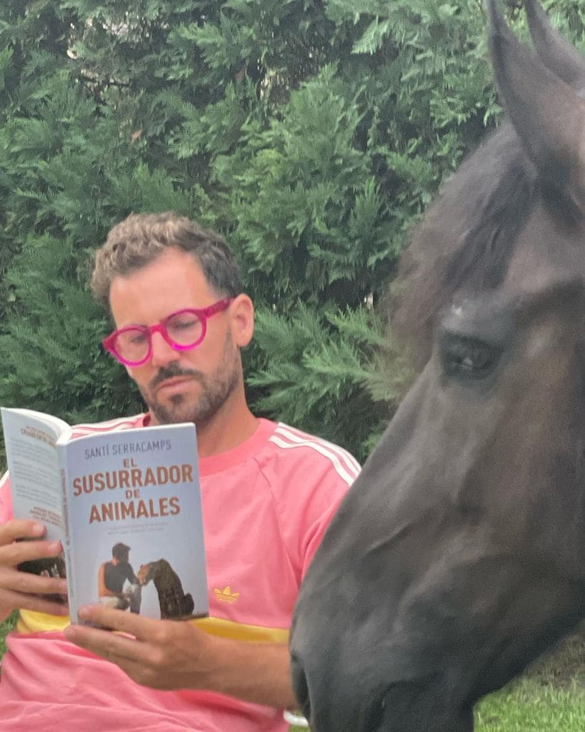 A Santi Serra le encanta también escribir y publicó en su momento el libro "El susurrador de animales"