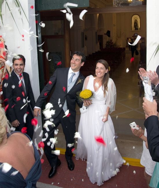 Los recién casados, bajo una lluvia de pétalos de rosas y arroz