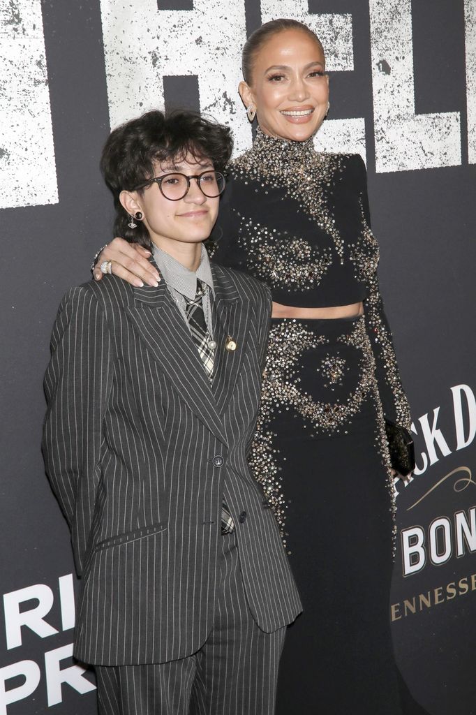 Jennifer Lopez y su hija Emme Maribel Muñiz asisten a la noche de estreno de Otelo en el Barrymore Theatre en Midtown, Nueva York.