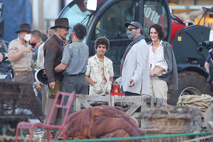 harrison ford y antonio banderas con phoebe waller-bridge