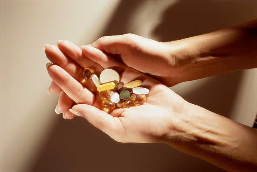 Un puñado de diferentes vitaminas en forma de pastillas