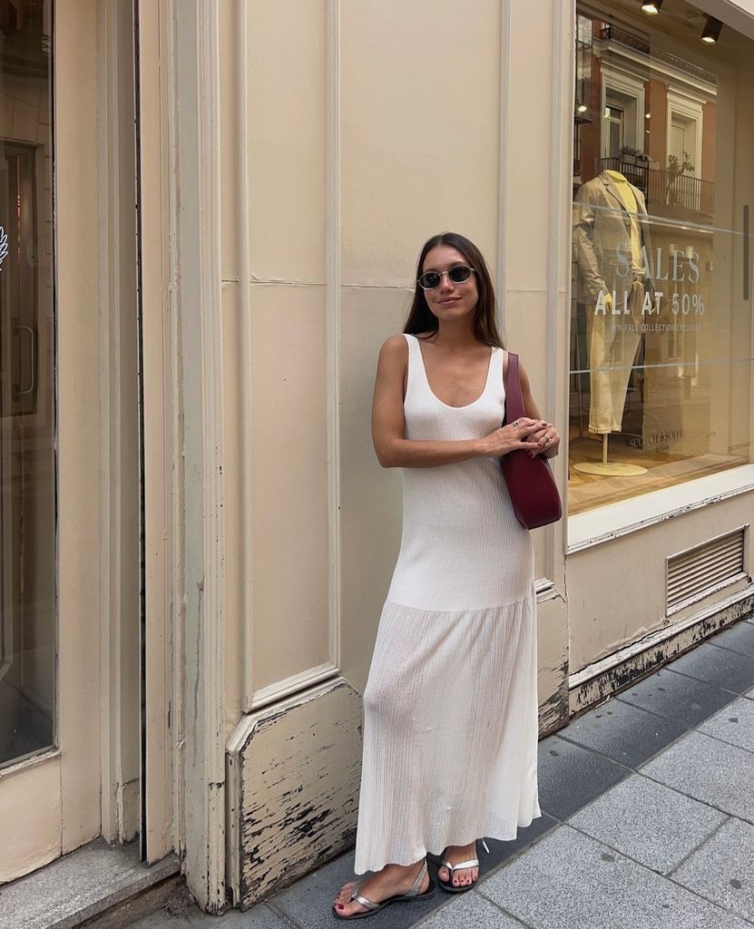 Melissa Villarreal con vestido blanco