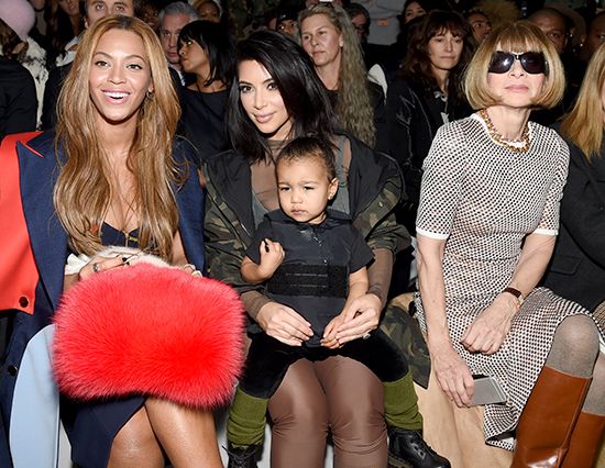 Beyoncé se sentó al lado de Kim y la pequeña North. A la izquierda de estas, una atenta Anna Wintour, que no perdió detalle de las creaciones.