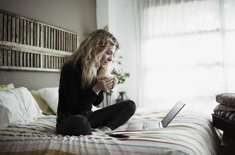 istock mujer en la cama