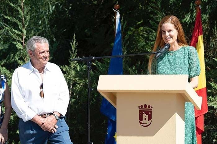  La emoción de Olivia de Borbón y Julián Porras-Figueroa al darle un calle al padre de ella