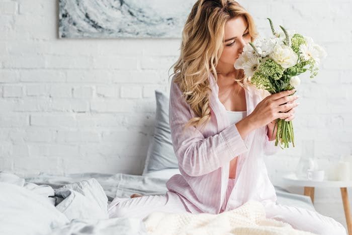 mujer con ramo de flores