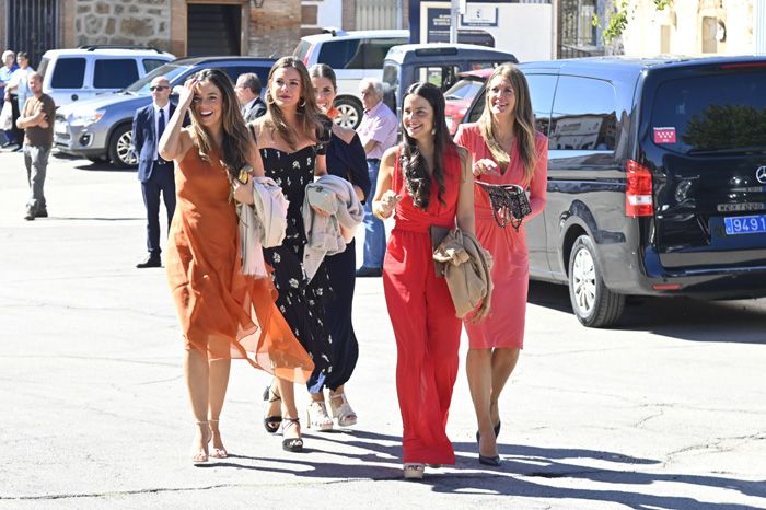 Un grupo de invitadas llega a la boda