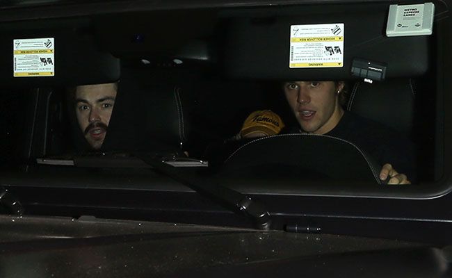 Justin, Selena Gomez y un amigo saliendo del domicilio de la cantante