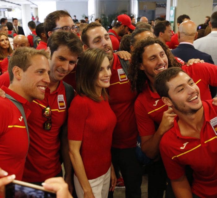 Los deportistas del equipo olímpico español no dudaron en hacerse un 'selfie' con la Reina antes de poner rumbo a Río de Janeiro
