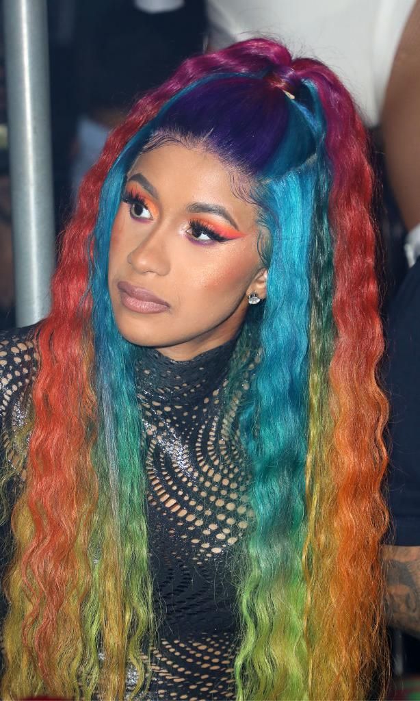 cardi b usando una peluca de colores