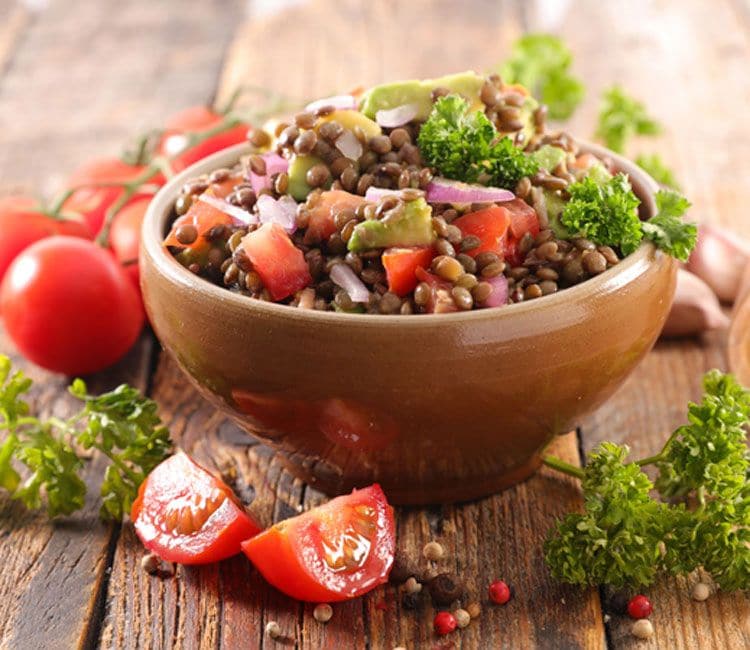 Ensalada de lentejas con tomate y aguacate