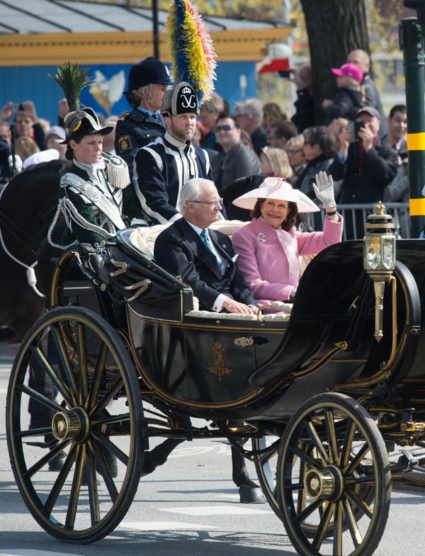 Los reyes Carlos Gustavo y Silvia de Suecia han recorrido la ciudad en un coche de caballos
