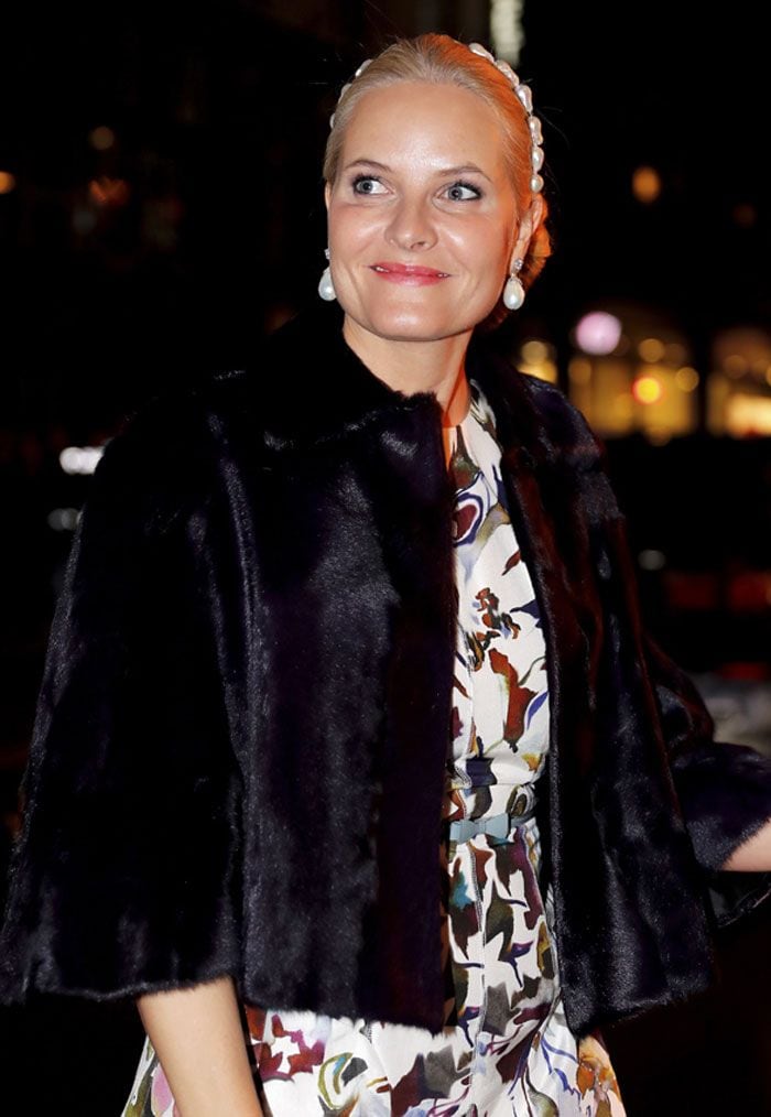 Para la cena de gala en el Grand Hotel de Oslo, la princesa Mette-Marit lució un vestido blanco con estampado multicolor, que coronó con una diadema de perlas, igual que sus pendientes
