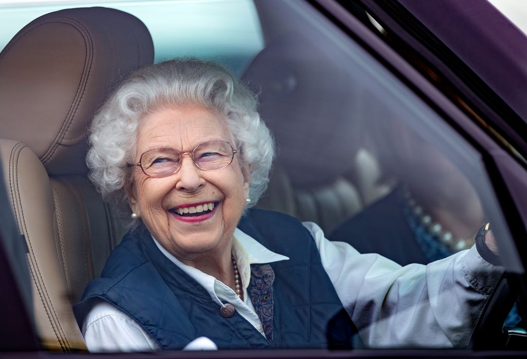 La reina Isabel II conduciendo