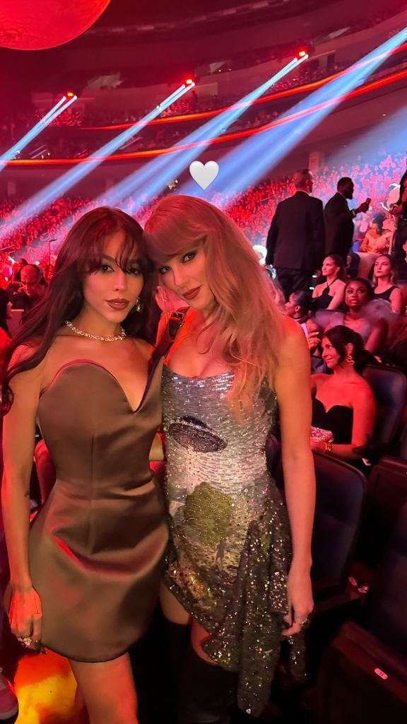 La cantante mexicana, Danna, compartió esta foto de su encuentro con Taylor Swift durante  los VMAs 2024