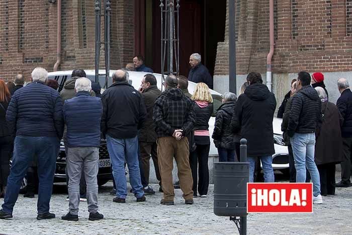 Su novia, Nuria, y su familia, devastados en el funeral de Fran Álvarez