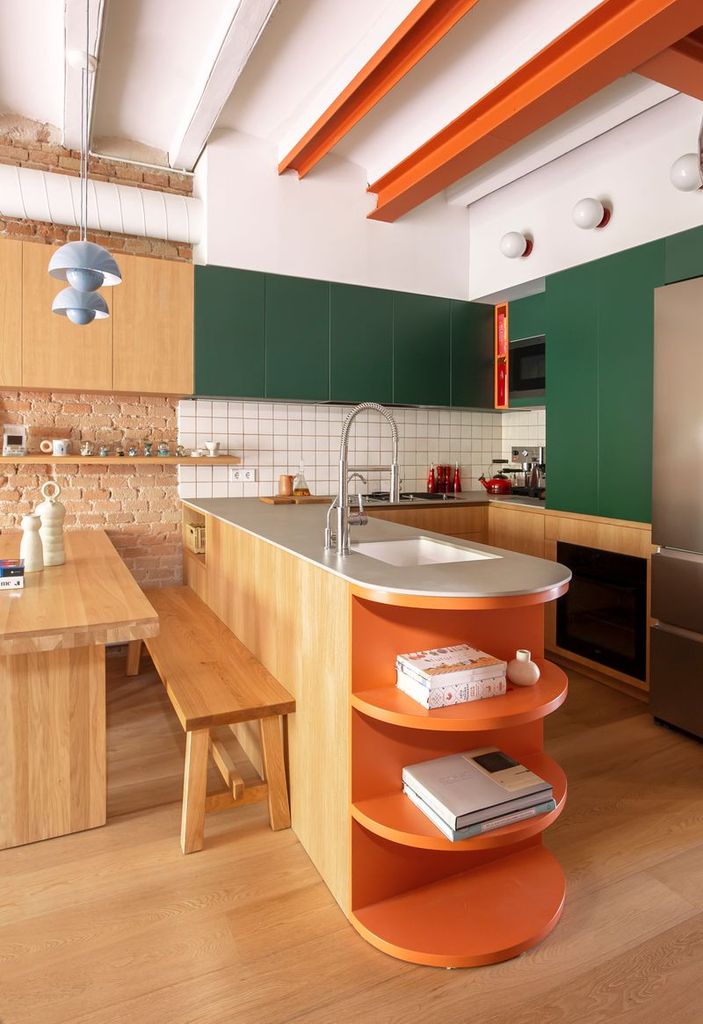 Cocina con muebles en verde y estanterías en naranja
