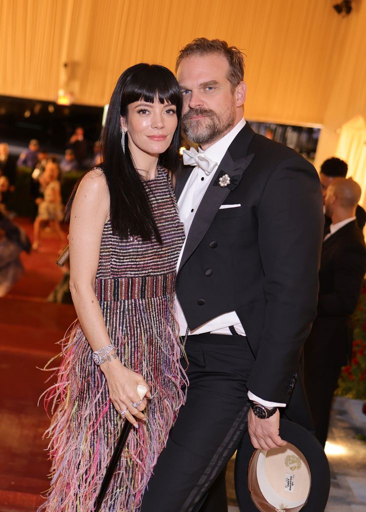 Lily Allen y David Harbour en La Met Gala de 2022