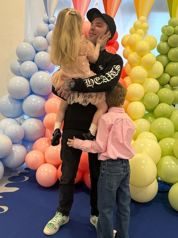 Fedez con sus hijos 