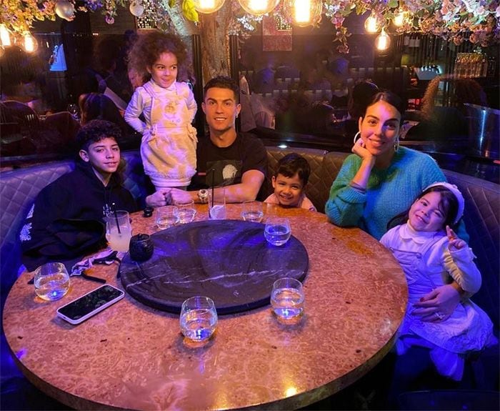 Cristiano Ronaldo y Georgina Rodríguez con sus hijos