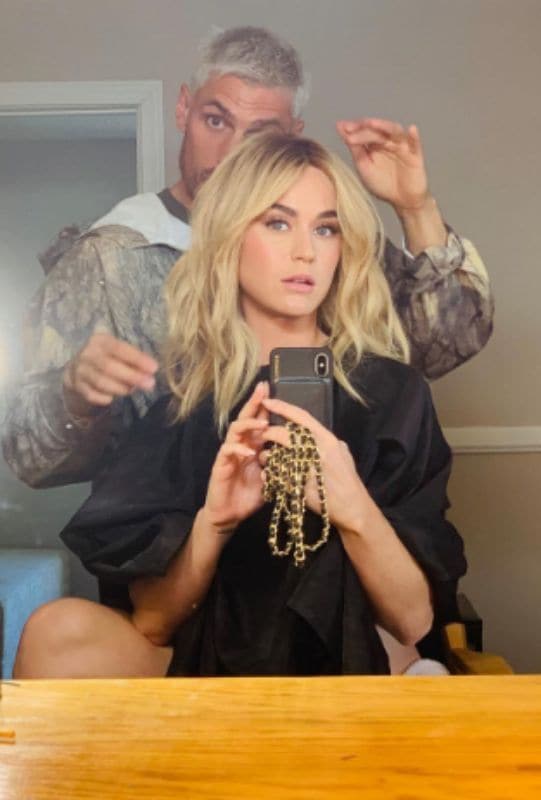 Katy Perry con melena midi desenfadada con su estilista Chris Appleton 