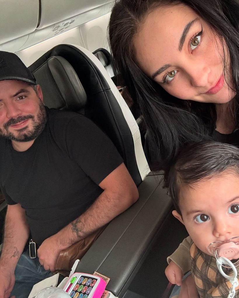 Paola Dalay y su hija Tessa en el primer viaje internacional de la pequeña 