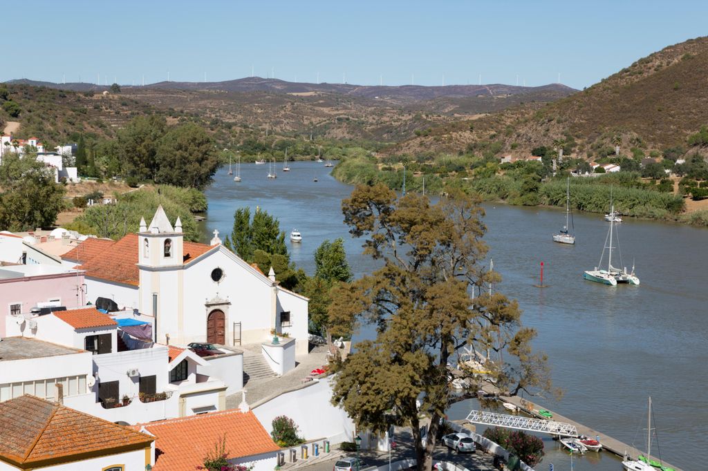 Vistas al pueblo encalado de Alcoutim en el río Guadiana, Alcoutim, Algarve, Portugal, Europa