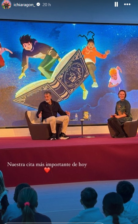 Icíar Aragón con sus hijos en la presentación del libro de su padre, Emilio Aragón