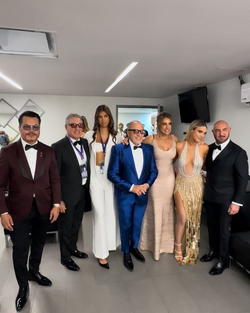 Lina Luaces y Lili Estefan posaron con algunos miembros del jurado de Miss Universe 2024