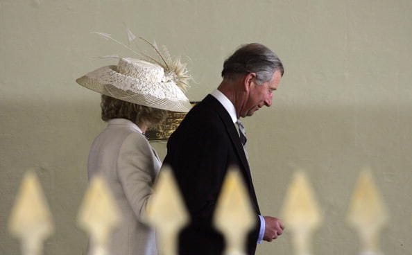 La pareja puso rumbo al cercano Castillo de Windsor donde tuvo lugar una bendición religiosa y una recepción a la que sí asistió Isabel II y el duque de Edimburgo, que prefirieron no ir a la ceremonia civil del ayuntamiento