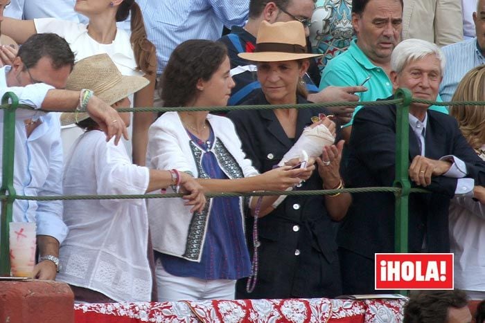 La infanta Elena fue testigo de un cartel de lujo en la plaza de toros de Valladolid, donde estuvo acompañada por su hijo
